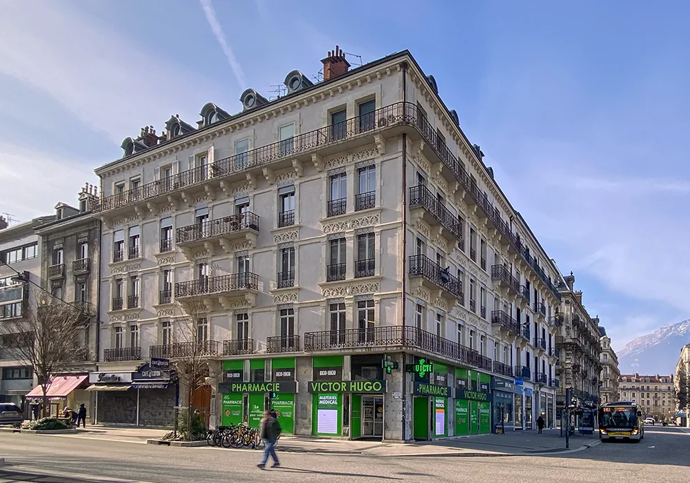 Immeuble à l'angle du boulevard Agutte Sembat et de la place Victor Hugo à Grenoble (photo © Isabelle Ibgui - Caramel & Paprika)