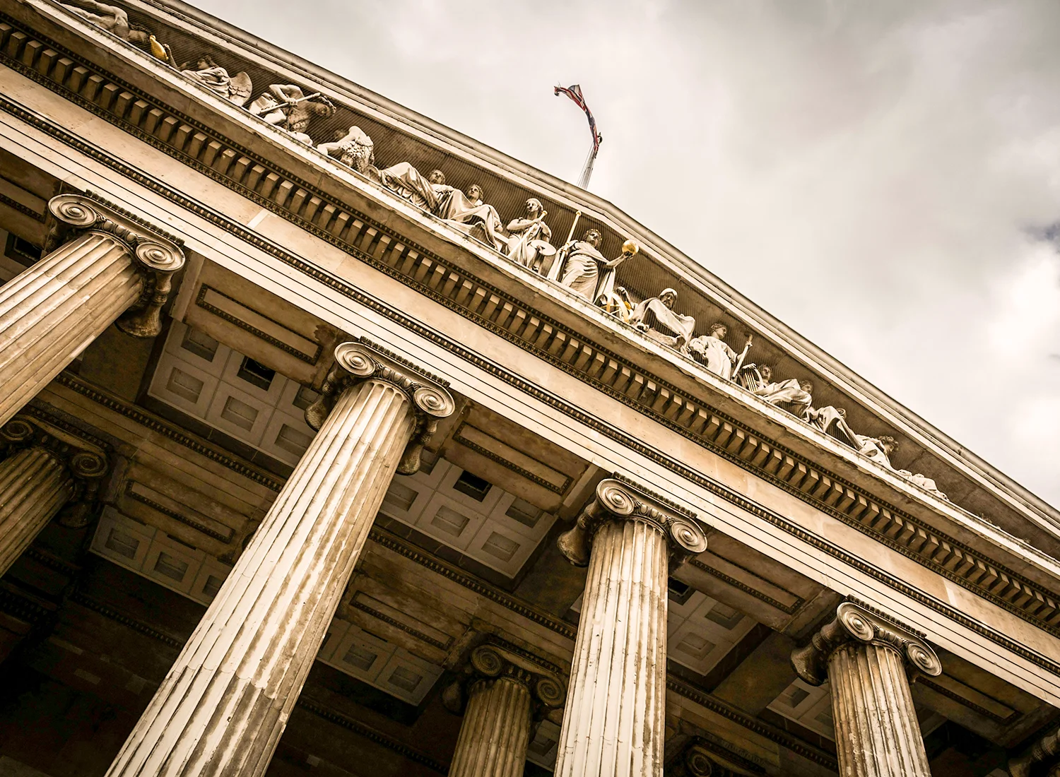 Visuel - Droit pénal du travail Fronton d'un palais de justice, vue en contre plongée (photo © Sébastian Pichler - Unsplash)