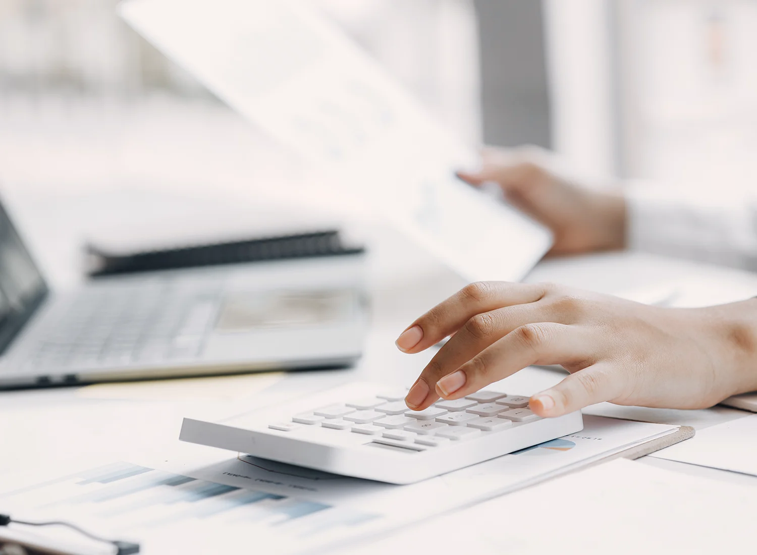 Visuel - Honoraires Une femme dont on ne voit que les mains utilise une calculette (photo ©kamiphotos - Adobe Stock)